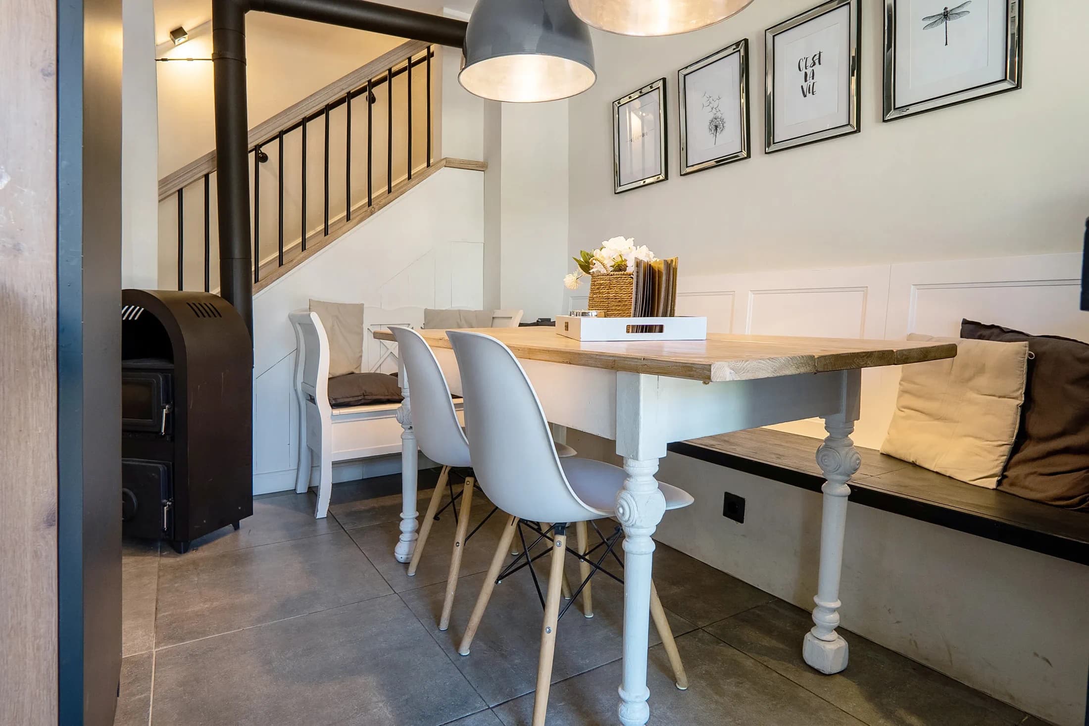 La Maison: Essecke mit Sitzbank und treppe – Ferienwohnung im Münsterland