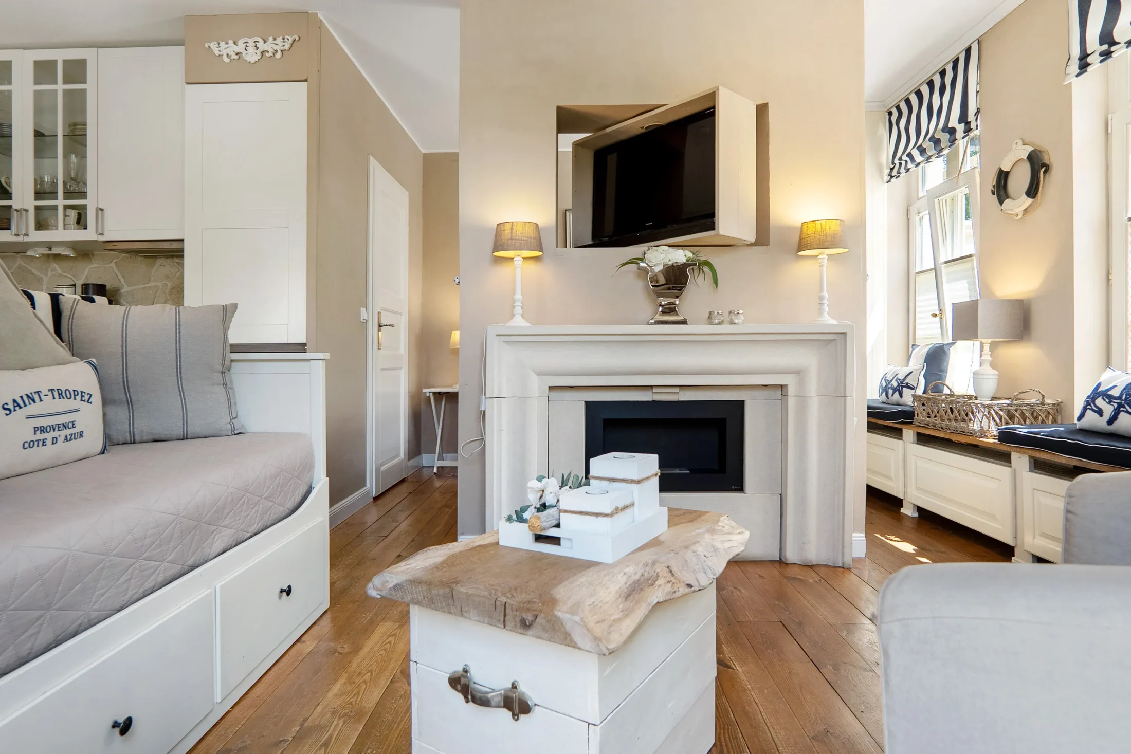 Suite Maritim: Wohnzimmer mit Kamin und TV – Ferienwohnung im Münsterland